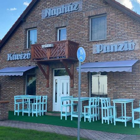 Naphaz Panzio Bed & Breakfast ทิสซาฟือแรด ภายนอก รูปภาพ