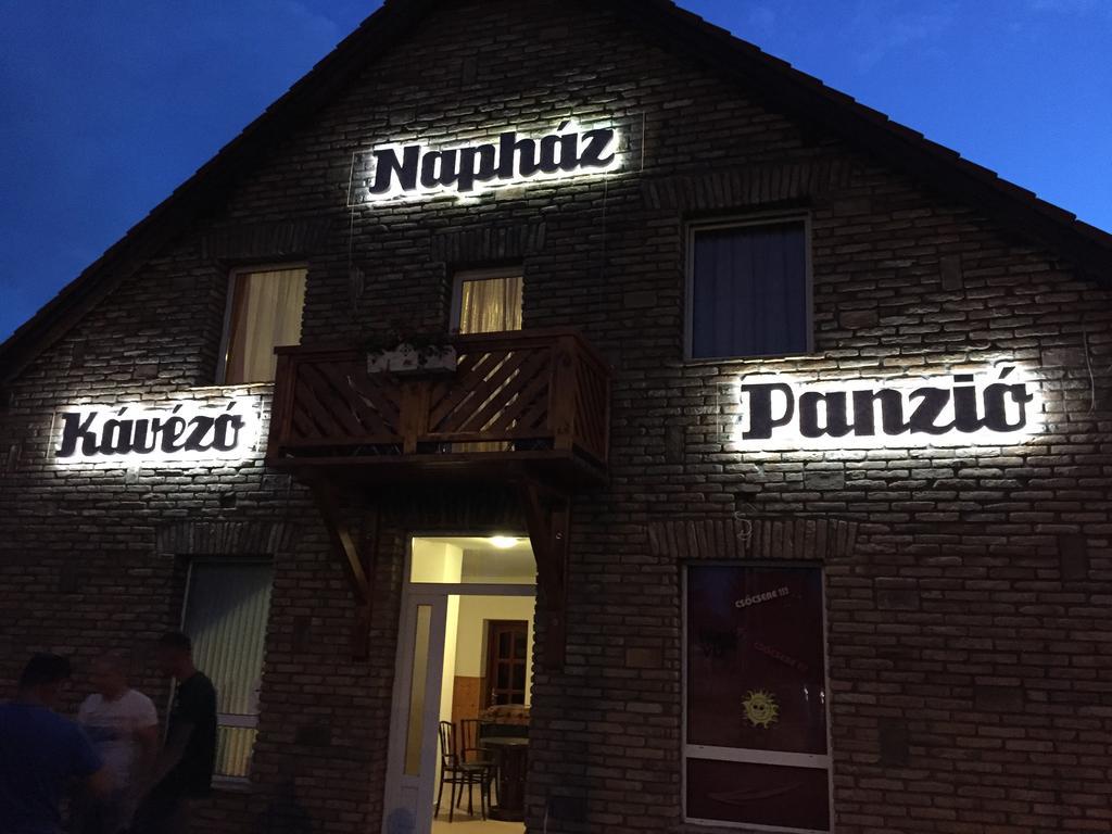 Naphaz Panzio Bed & Breakfast ทิสซาฟือแรด ภายนอก รูปภาพ