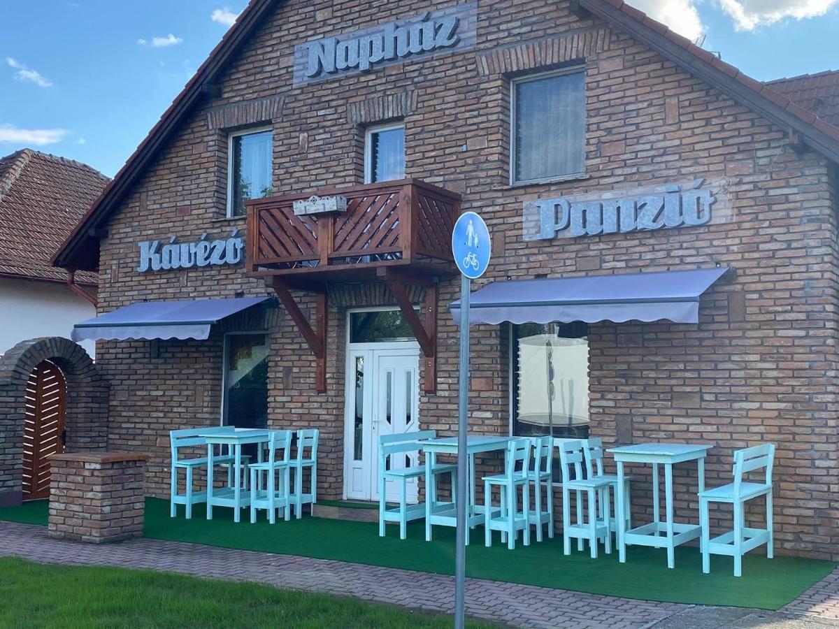 Naphaz Panzio Bed & Breakfast ทิสซาฟือแรด ภายนอก รูปภาพ