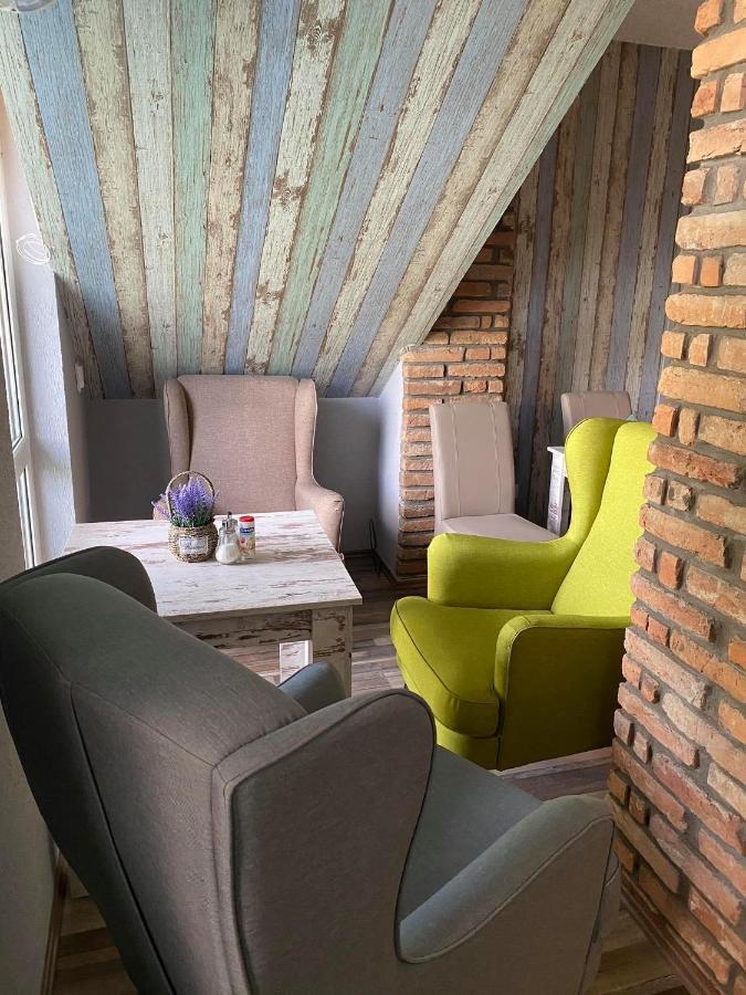 Naphaz Panzio Bed & Breakfast ทิสซาฟือแรด ภายนอก รูปภาพ