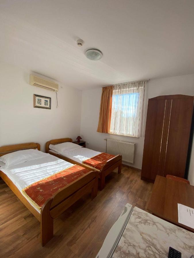 Naphaz Panzio Bed & Breakfast ทิสซาฟือแรด ภายนอก รูปภาพ