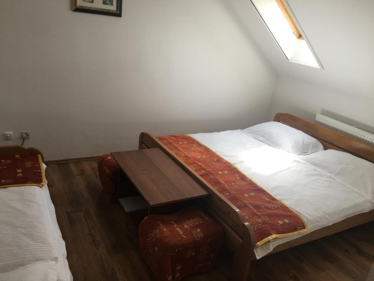 Naphaz Panzio Bed & Breakfast ทิสซาฟือแรด ภายนอก รูปภาพ